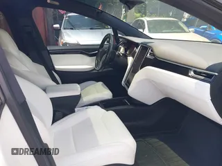 2017 Tesla Model X 90D z VIN 5YJXCBE25HF078198, wystawiony jako IAAI lot #42470050 z przebiegiem 66 850 mil mil oraz . Historia ofert i sprzedaży dostępna na DreamBid. Obrazek 5.