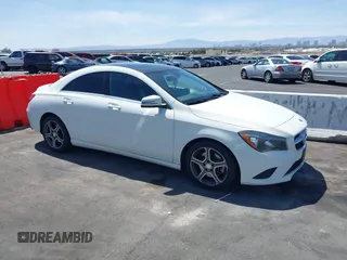 2014 Mercedes-Benz CLA 250 z VIN WDDSJ4EB3EN045327, wystawiony jako IAAI lot #42090466 z przebiegiem 121 805 mil mil oraz . Historia ofert i sprzedaży dostępna na DreamBid. Obrazek 1.