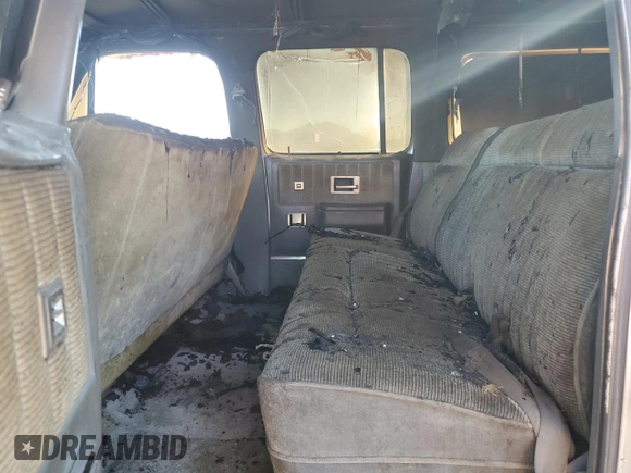 1989 Chevrolet Suburban z VIN 1GNGV26K8KF128711, wystawiony jako Copart lot #46658895 z przebiegiem Nie podano mil oraz Szkoda całkowita • Salvage title. Historia ofert i sprzedaży dostępna na DreamBid. Obrazek 12.