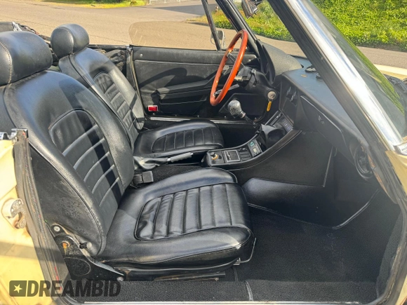 1985 Alfa Romeo Spider Veloce z VIN ZARBA5415F1020937, wystawiony jako Copart lot #63728494 z przebiegiem 115 547 mil mil oraz Tytuł czysty. Historia ofert i sprzedaży dostępna na DreamBid. Obrazek 5.