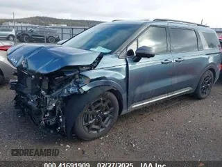 2025 Kia Carnival SX Prestige with VIN KNDNE5K32S6453595, listed as a IAAI auction lot 41691909 with 6,376 mi miles and . Bid and sale history available at carsss.com. Image 1.