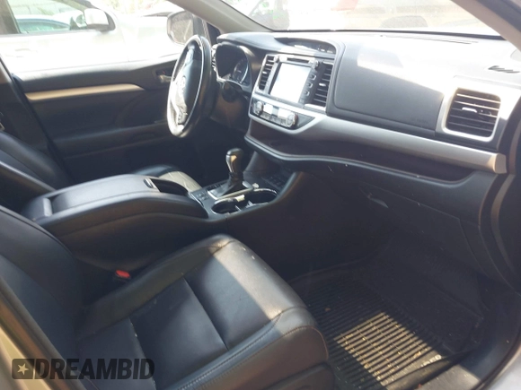 2018 Toyota Highlander SE z VIN 5TDJZRFH8JS526290, wystawiony jako IAAI lot #42393316 z przebiegiem 69 650 mil mil oraz . Historia ofert i sprzedaży dostępna na DreamBid. Obrazek 5.