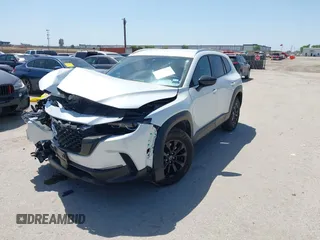 2024 Mazda CX-50 S Select с VIN 7MMVABAM9RN238736, выставлен на аукционе IAAI как лот 42003658 с пробегом 9 880 миль миль и . История ставок и продаж доступна на DreamBid. Изображение 2.