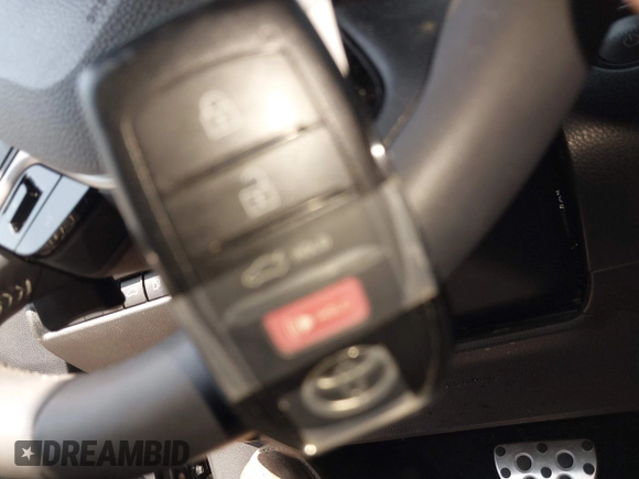 2025 Toyota Camry LE z VIN 4T1DAACK8SU509391, wystawiony jako IAAI lot #42133729 z przebiegiem 10 000 mil mil oraz . Historia ofert i sprzedaży dostępna na DreamBid. Obrazek 11.
