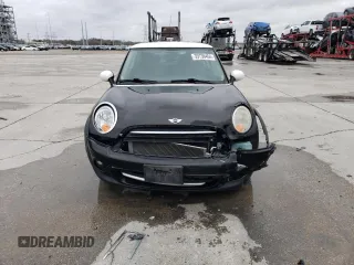 2011 MINI Hardtop z VIN WMWSU3C57BTX97044, wystawiony jako Copart lot #43625955 z przebiegiem 15 401 mil mil oraz Szkody całkowita. Historia ofert i sprzedaży dostępna na DreamBid. Obrazek 5.