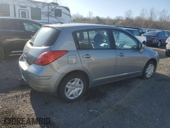 2009 Nissan Versa S z VIN 3N1BC13E29L501164, wystawiony jako Copart lot #52091975 z przebiegiem 95 963 mil mil oraz Czysty tytuł • Clean title. Historia ofert i sprzedaży dostępna na DreamBid. Obrazek 3.