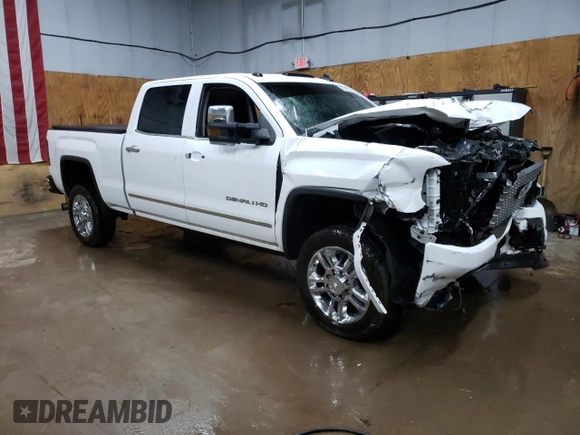 2015 GMC Sierra 2500HD Denali z VIN 1GT120E82FF160609, wystawiony jako Copart lot #55745295 z przebiegiem 111 071 mil mil oraz Czysty tytuł • Clean title. Historia ofert i sprzedaży dostępna na DreamBid. Obrazek 4.