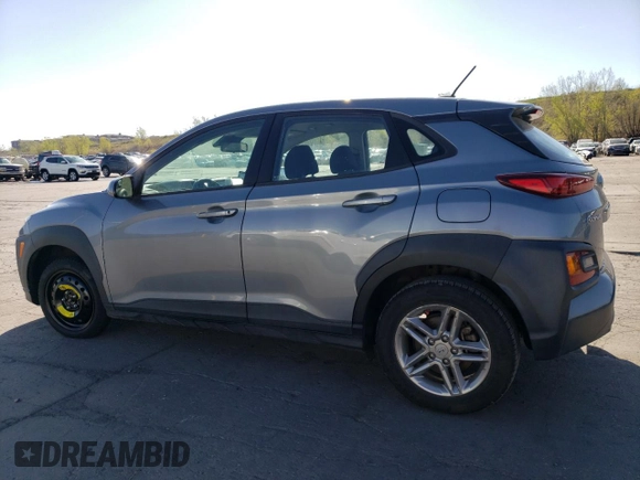 2021 Hyundai Kona SE z VIN KM8K1CAA3MU657559, wystawiony jako Copart lot #55162385 z przebiegiem 77 475 mil mil oraz Nie do naprawy • Non repairable. Historia ofert i sprzedaży dostępna na DreamBid. Obrazek 2.