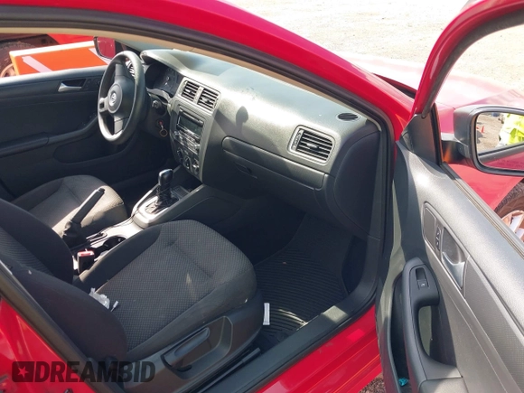 2014 Volkswagen Jetta S z VIN 3VW2K7AJ1EM434223, wystawiony jako IAAI lot #42245560 z przebiegiem 105 411 mil mil oraz . Historia ofert i sprzedaży dostępna na DreamBid. Obrazek 5.
