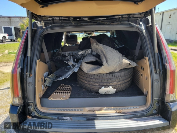 2019 Cadillac Escalade Platinum with VIN 1GYS4DKJ9KR138333, listed as a IAAI auction lot 42176170 with 104,787 mi miles and . Bid and sale history available at DreamBid. Image 8.