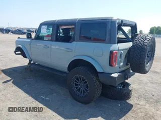 2022 Ford Bronco z VIN 1FMEE5DP3NLA80097, wystawiony jako IAAI lot #42461114 z przebiegiem 32 406 mil mil oraz . Historia ofert i sprzedaży dostępna na DreamBid. Obrazek 3.
