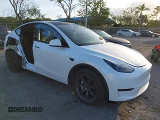 2024 Tesla Model Y Long Range z VIN 7SAYGDEE9RA291266, wystawiony jako IAAI lot #41956682 z przebiegiem 17 066 mil mil oraz . Historia ofert i sprzedaży dostępna na DreamBid. Obrazek 1.