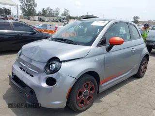 2017 FIAT 500e z VIN 3C3CFFGE3HT565426, wystawiony jako IAAI lot #42249306 z przebiegiem 59 866 mil mil oraz . Historia ofert i sprzedaży dostępna na DreamBid. Obrazek 2.