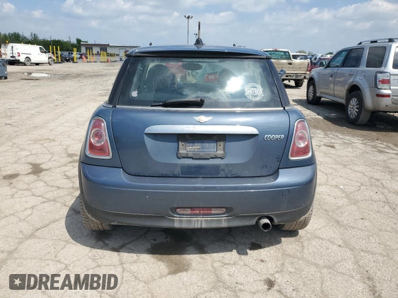 2011 MINI Hardtop z VIN WMWSU3C57BT095497, wystawiony jako Copart lot #55972645 z przebiegiem 132 947 mil mil oraz Szkody całkowita. Historia ofert i sprzedaży dostępna na DreamBid. Obrazek 6.