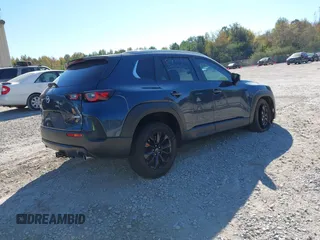 2024 Mazda CX-50 S Premium z VIN 7MMVABDM8RN207182, wystawiony jako IAAI lot #40633600 z przebiegiem 9 011 mil mil oraz . Historia ofert i sprzedaży dostępna na DreamBid. Obrazek 4.
