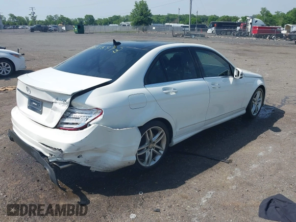 2013 Mercedes-Benz C 300 Sport z VIN WDDGF8AB9DR295926, wystawiony jako IAAI lot #42256993 z przebiegiem 217 669 mil mil oraz . Historia ofert i sprzedaży dostępna na DreamBid. Obrazek 4.