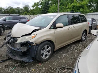 2014 Toyota Sienna LE AAS z VIN 5TDKK3DC8ES508746, wystawiony jako Copart lot #59846405 z przebiegiem 170 007 mil mil oraz Szkoda całkowita • Salvage title. Historia ofert i sprzedaży dostępna na DreamBid. Obrazek 1.
