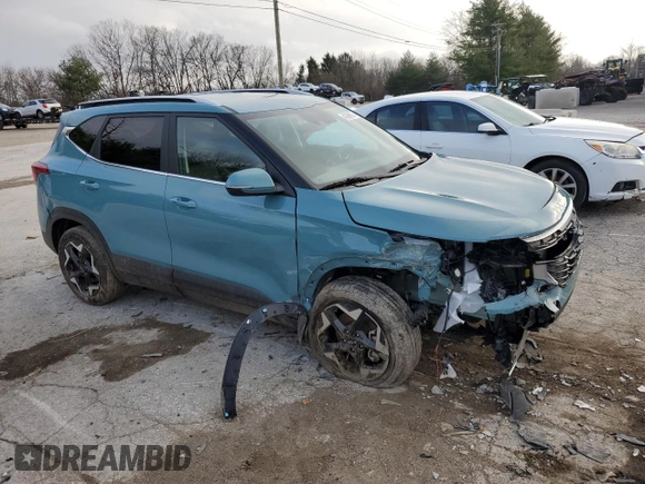 2025 Kia Seltos EX z VIN KNDERCAAXS7674526, wystawiony jako Copart lot #43906075 z przebiegiem 4 430 mil mil oraz Szkoda całkowita • Salvage title. Historia ofert i sprzedaży dostępna na DreamBid. Obrazek 4.