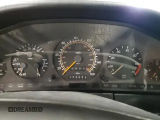 1993 Mercedes-Benz 400 z VIN WDBGA43E9PA106850, wystawiony jako Copart lot #85744534 z przebiegiem 155 005 mil mil oraz Tytuł czysty. Historia ofert i sprzedaży dostępna na DreamBid. Obrazek 9.