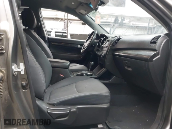 2013 Kia Sorento LX с VIN 5XYKT4A11DG418520, выставлен на аукционе IAAI как лот 42666037 с пробегом 179 798 миль миль и . История ставок и продаж доступна на DreamBid. Изображение 5.