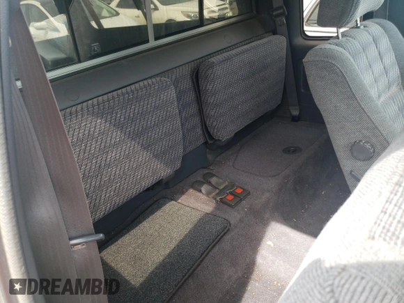 1991 Toyota Pickup DLX z VIN JT4VN13G3M5064161, wystawiony jako Copart lot #57963035 z przebiegiem 232 994 mil mil oraz Szkody całkowita. Historia ofert i sprzedaży dostępna na DreamBid. Obrazek 10.