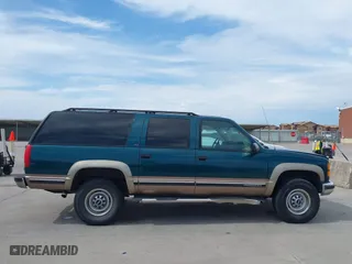 1998 GMC Suburban with VIN 1GKGK26J4WJ734958, listed as a IAAI auction lot 41878070 with 131,528 mi miles. Bid and sale history available at carsss.com. Image 13.