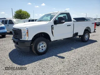 2024 Ford F-250 XL z VIN 1FTBF2BA0REC40741, wystawiony jako Copart lot #54823615 z przebiegiem Nie podano mil oraz Szkody całkowita. Historia ofert i sprzedaży dostępna na DreamBid. Obrazek 1.