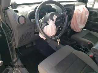 2008 Jeep Wrangler X z VIN 1J4FA24128L606443, wystawiony jako Copart lot #58347665 z przebiegiem Nie podano mil oraz Czysty tytuł • Clean title. Historia ofert i sprzedaży dostępna na DreamBid. Obrazek 8.