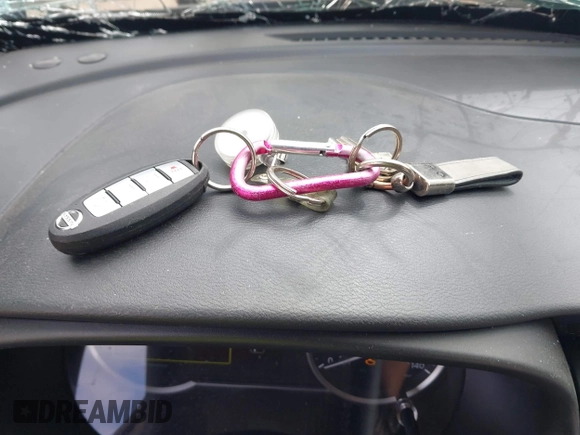 2019 Nissan Kicks SV z VIN 3N1CP5CU1KL526103, wystawiony jako IAAI lot #40405698 z przebiegiem 76 009 mil mil oraz . Historia ofert i sprzedaży dostępna na DreamBid. Obrazek 11.