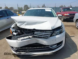 2014 Volkswagen Passat SE z VIN 1VWBN7A3XEC068708, wystawiony jako IAAI lot #42439517 z przebiegiem 144 563 mil mil oraz . Historia ofert i sprzedaży dostępna na DreamBid. Obrazek 13.