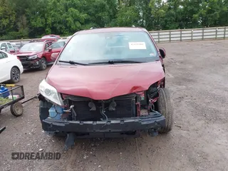 2018 Toyota Sienna LE Auto Access Seat с VIN 5TDKZ3DCXJS958114, выставлен на аукционе IAAI как лот 42429204 с пробегом 165 140 миль миль и . История ставок и продаж доступна на DreamBid. Изображение 12.