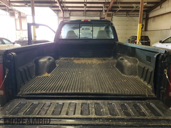 2006 Ford F-250 XL z VIN 1FTNF21586EB14334, wystawiony jako Copart lot #44016915 z przebiegiem 101 927 mil mil oraz Szkoda całkowita • Salvage title. Historia ofert i sprzedaży dostępna na DreamBid. Obrazek 10.