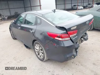 2017 Kia Optima LX z VIN 5XXGT4L33HG131596, wystawiony jako IAAI lot #41591166 z przebiegiem 105 084 mil mil oraz . Historia ofert i sprzedaży dostępna na DreamBid. Obrazek 3.