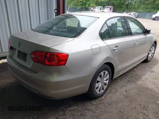 2014 Volkswagen Jetta S z VIN 3VW2K7AJ0EM231386, wystawiony jako IAAI lot #42229963 z przebiegiem 105 432 mil mil oraz . Historia ofert i sprzedaży dostępna na DreamBid. Obrazek 4.