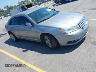 2013 Chrysler 200 Touring z VIN 1C3CCBBB9DN542645, wystawiony jako IAAI lot #42298710 z przebiegiem 114 317 mil mil oraz . Historia ofert i sprzedaży dostępna na DreamBid. Obrazek 1.