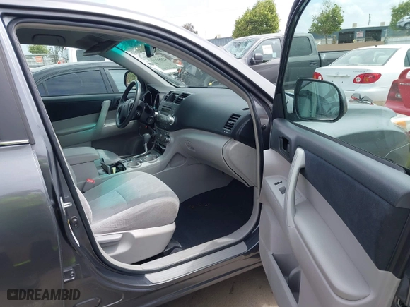 2011 Toyota Highlander with VIN 5TDZK3EH8BS027822, listed as a IAAI auction lot 42051111 with 174,290 mi miles. Bid and sale history available at carsss.com. Image 5.