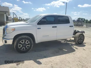 2015 Toyota Tundra SR5 z VIN 5TFDW5F16FX487461, wystawiony jako Copart lot #55426195 z przebiegiem 132 769 mil mil oraz Szkoda całkowita • Salvage title. Historia ofert i sprzedaży dostępna na DreamBid. Obrazek 1.
