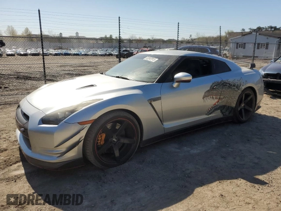 2009 Nissan GT-R Premium z VIN JN1AR54F89M252139, wystawiony jako Copart lot #52062915 z przebiegiem 73 483 mil mil oraz Szkody całkowita. Historia ofert i sprzedaży dostępna na DreamBid. Obrazek 1.