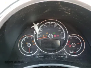 2014 Volkswagen Beetle 2.0L TDI z VIN 3VWJL7AT2EM647028, wystawiony jako Copart lot #55155265 z przebiegiem Nie podano mil oraz Nie do naprawy. Historia ofert i sprzedaży dostępna na DreamBid. Obrazek 9.