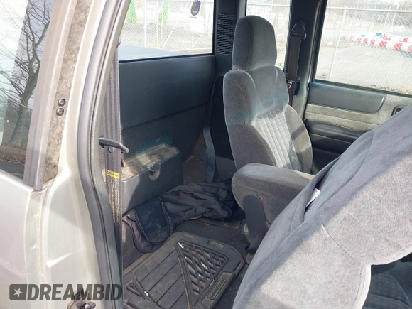 2001 Chevrolet S-10 LS with VIN 1GCCS19571K141956, listed as a IAAI auction lot 41520093 with 110,098 mi miles and . Bid and sale history available at DreamBid. Image 8.