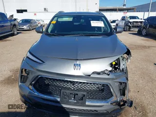 2024 Buick Encore GX Sport Touring z VIN KL4AMDSL5RB016374, wystawiony jako IAAI lot #41149918 z przebiegiem 15 512 mil mil oraz . Historia ofert i sprzedaży dostępna na DreamBid. Obrazek 13.