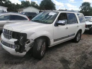 2007 Lincoln Navigator z VIN 5LMFU28557LJ15348, wystawiony jako IAAI lot #42255767 z przebiegiem 231 058 mil mil oraz . Historia ofert i sprzedaży dostępna na DreamBid. Obrazek 2.