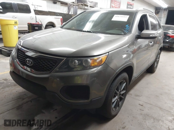 2013 Kia Sorento LX with VIN 5XYKTDA23DG309937, listed as a IAAI auction lot 41673533 with 181,267 mi miles. Bid and sale history available at carsss.com. Image 2.