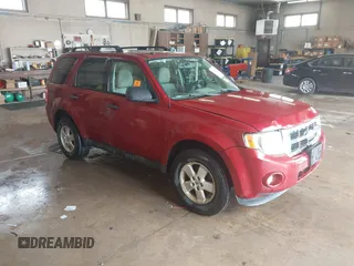 2010 Ford Escape XLT z VIN 1FMCU9D7XAKD17525, wystawiony jako IAAI lot #42121047 z przebiegiem 180 108 mil mil oraz . Historia ofert i sprzedaży dostępna na DreamBid. Obrazek 1.