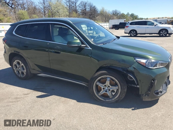 2025 BMW X1 xDrive28i z VIN WBX73EF04S5087145, wystawiony jako Copart lot #55381395 z przebiegiem 2551 mil mil oraz Szkody całkowita. Historia ofert i sprzedaży dostępna na DreamBid. Obrazek 4.
