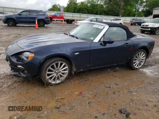 2019 FIAT 124 Spider Lusso z VIN JC1NFAEKXK0141324, wystawiony jako Copart lot #56758215 z przebiegiem 39 580 mil mil oraz Szkoda całkowita • Salvage title. Historia ofert i sprzedaży dostępna na DreamBid. Obrazek 1.