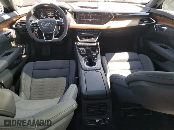 2024 Audi e-tron GT Premium Plus z VIN WAUFJBFW1R7001075, wystawiony jako Copart lot #58714654 z przebiegiem 3185 mil mil oraz Szkody całkowita. Historia ofert i sprzedaży dostępna na DreamBid. Obrazek 8.