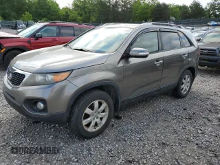 2013 Kia Sorento LX z VIN 5XYKT4A68DG325716, wystawiony jako Copart lot #55799965 z przebiegiem 199 860 mil mil oraz Czysty tytuł • Clean title. Historia ofert i sprzedaży dostępna na DreamBid. Obrazek 1.