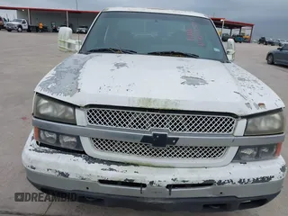 2005 Chevrolet Silverado 1500 LS z VIN 2GCEC13TX51264590, wystawiony jako IAAI lot #42333287 z przebiegiem 179 230 mil mil oraz . Historia ofert i sprzedaży dostępna na DreamBid. Obrazek 12.