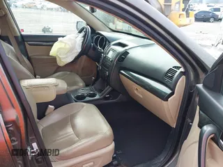 2012 Kia Sorento EX z VIN 5XYKU4A23CG302594, wystawiony jako IAAI lot #41644499 z przebiegiem 173 355 mil mil oraz . Historia ofert i sprzedaży dostępna na DreamBid. Obrazek 5.